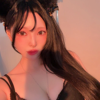 목걸이가 저 사이로..
