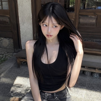 입에 뭘 물고있나