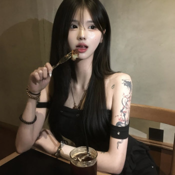 어깨 문신 예쁜 누나