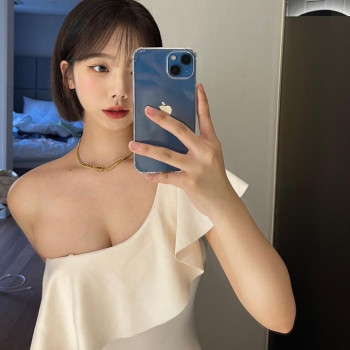 뭔가 옷이 작아보이는..