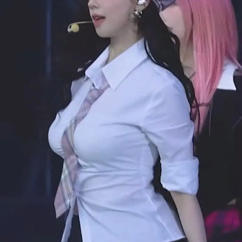 터질듯한 카리나!!