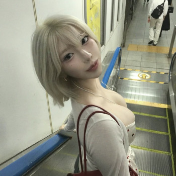 옷이 작아보이는데..